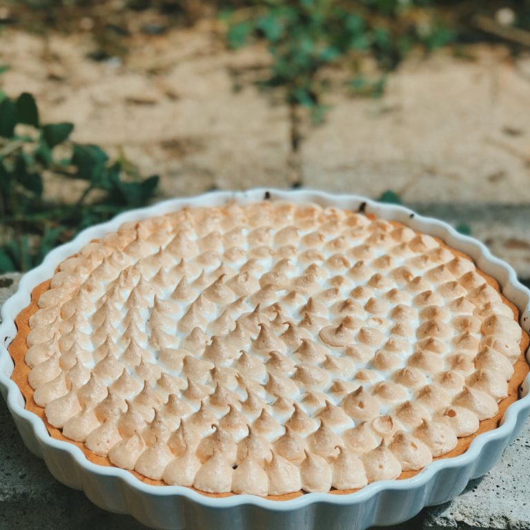 Ribisel-Topfen-Tarte mit Schneehaube