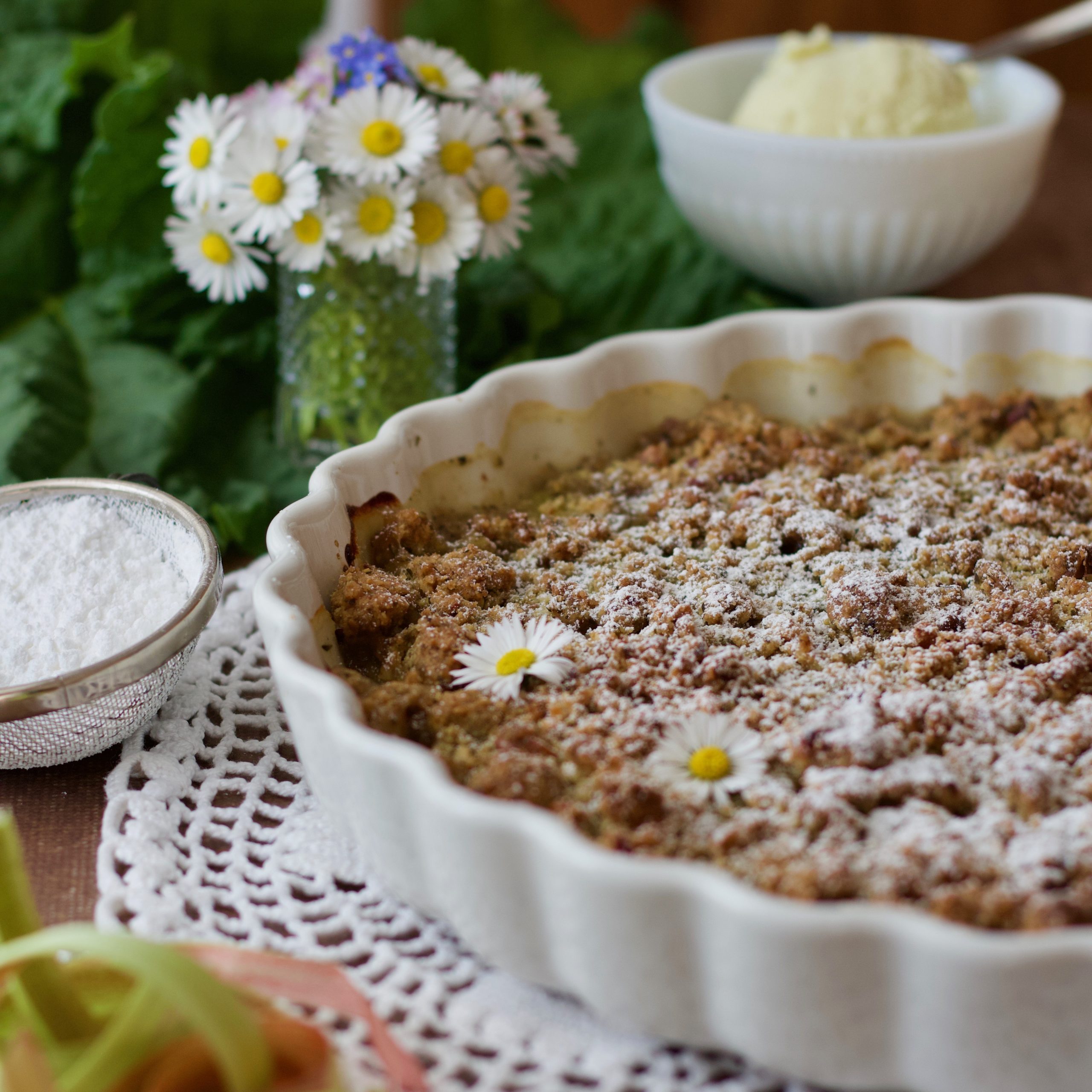 Rhabarbercrumble Rezept - Veronikas Hofküche