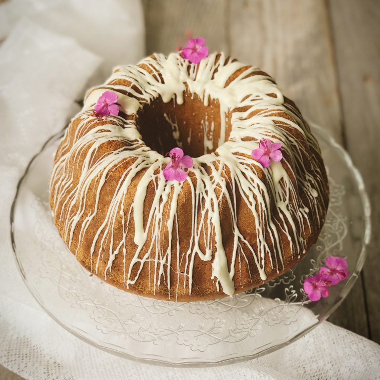 Weißer Schokoguglhupf