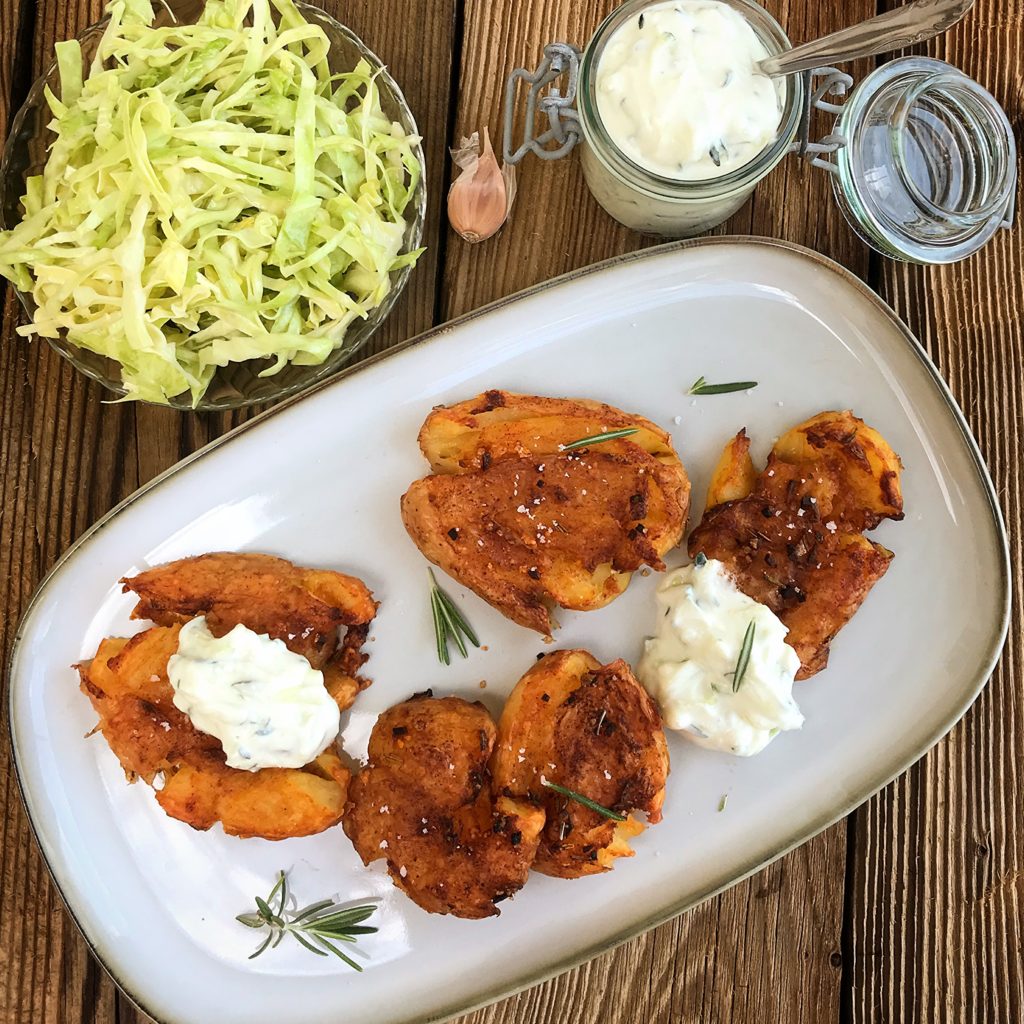 Zerquetschte Erdäpfel mit Zucchini-Tsatsiki